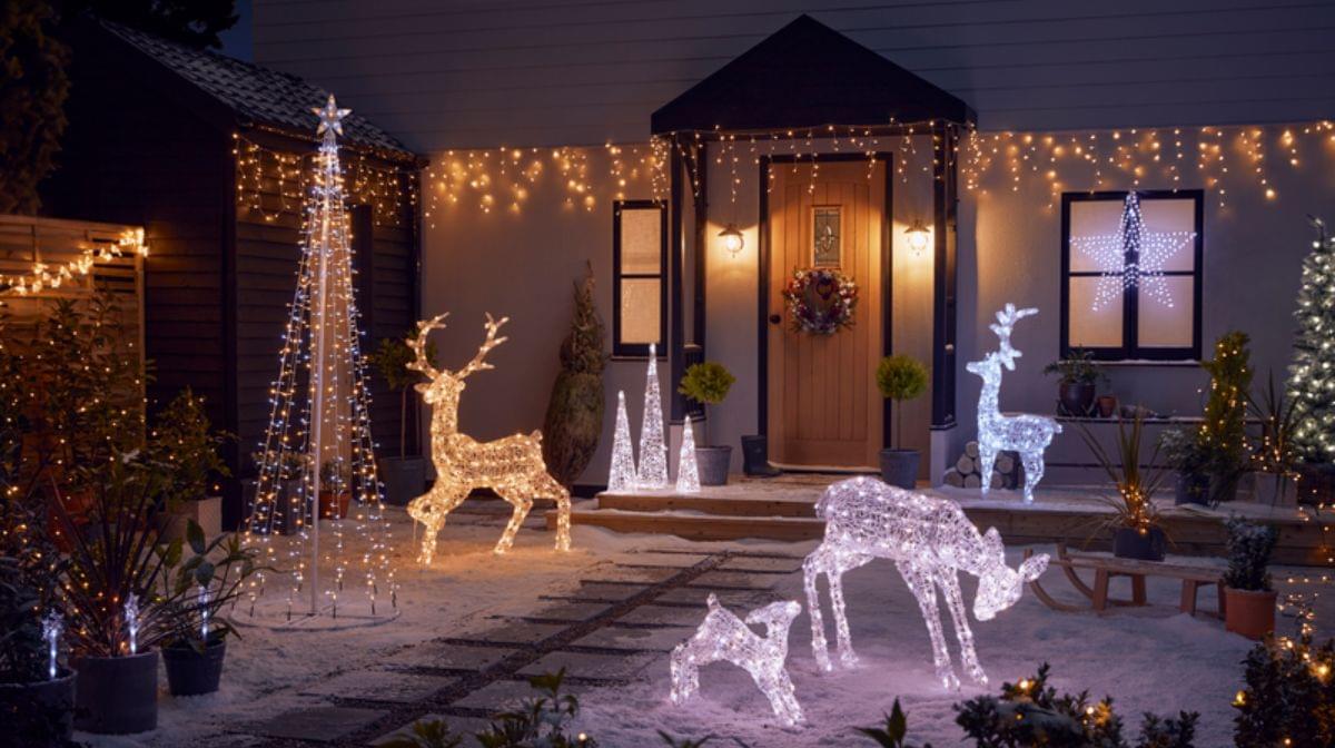 Large estate Christmas light display